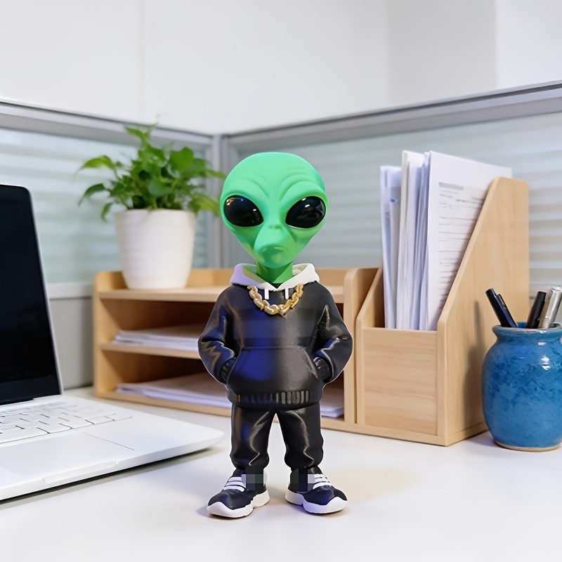 Home Office Bookshelves - 1 штука: фигурка зеленого инопланетянина с